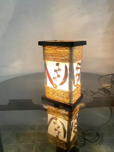 Abajur de mesa luminária de corda com folhagens rustico madeira sala quarto pousada hotel 