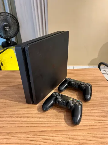 PlayStation 4 Slim 500GB seminovo com dois controles originais