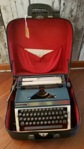 Maquina de Escrever Rara Prasident - Alemã com teclado brasileiro