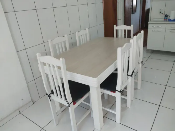 Mesa de jantar com 6 cadeiras 
