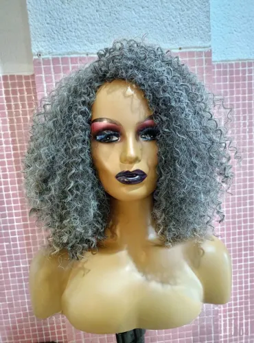 Wig e Lacys  Cacheada Cinza -e loiro escuro fibras de qualidade Estilo e Elegância