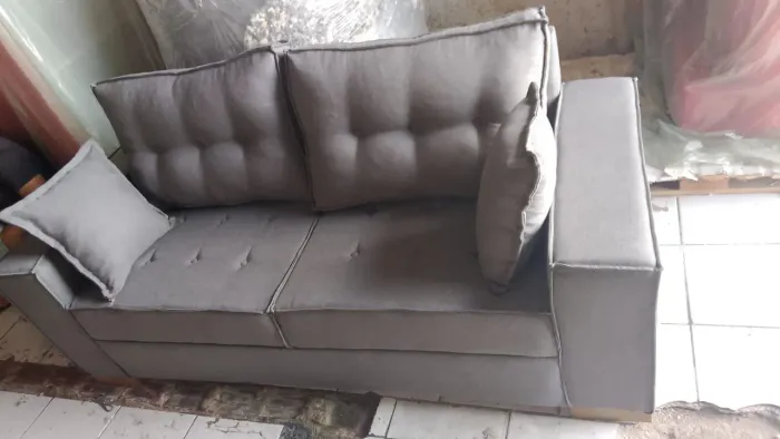 Sofa 4 lugares em linho pé de madeira