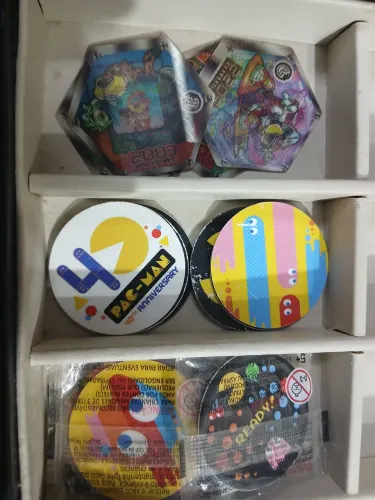 Coleção de tazos e cards do Pac-Man com 25 unidades