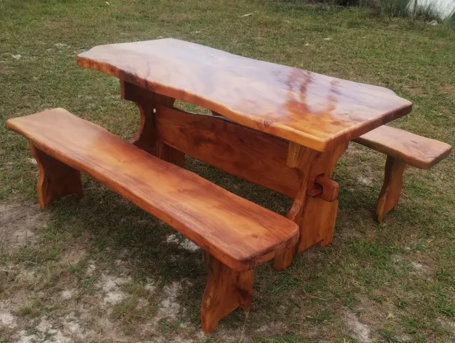 Mesa em madeira maciça de jaqueira 