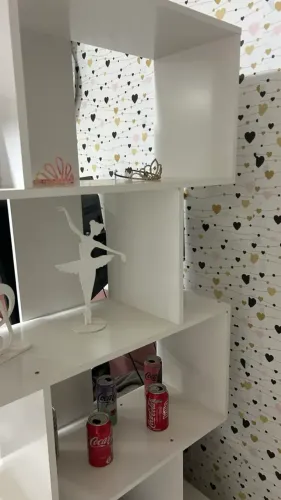 Estante Caracol / Livreiro Assimétrico em MDF Branco com Nichos