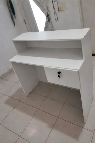 Móvel escrivaninha com 1 gaveta