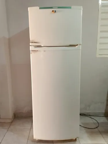 Vendo geladeira usada. Funcionando perfeitamente. 330 litros. R$850,00 negociável.