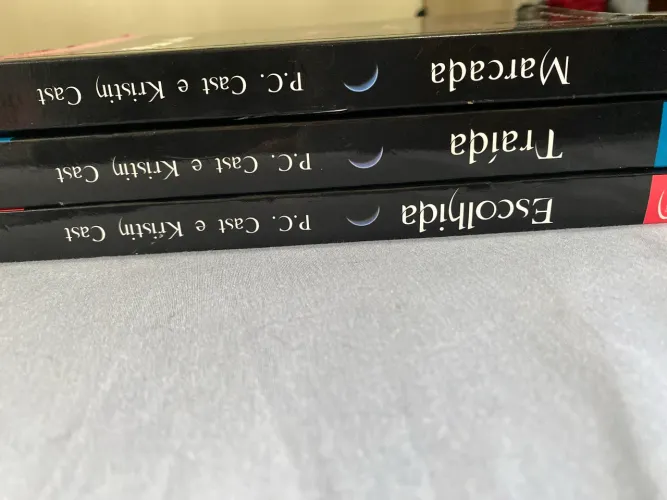 Livros Série House of Night - Marcada, Traída e Escolhida