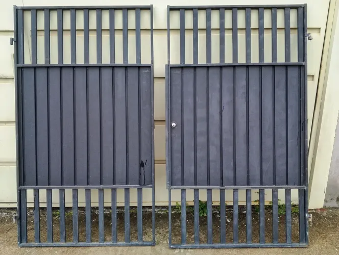 Vendo portão de Abrir 2 folhas
