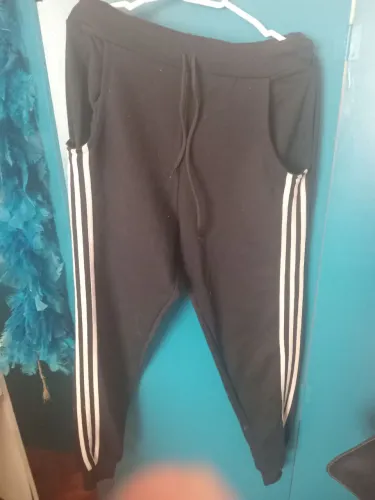 Calça jogger de moleton preta com listras brancas nas laterais no estilo Adidas