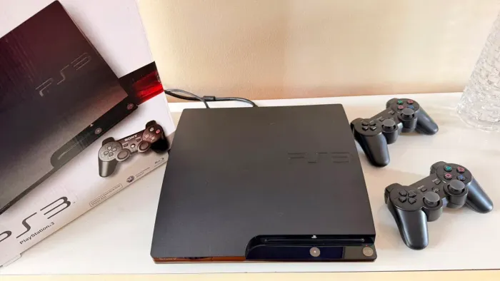 Vendo play station 3 desbloqueado em ótimo estado 