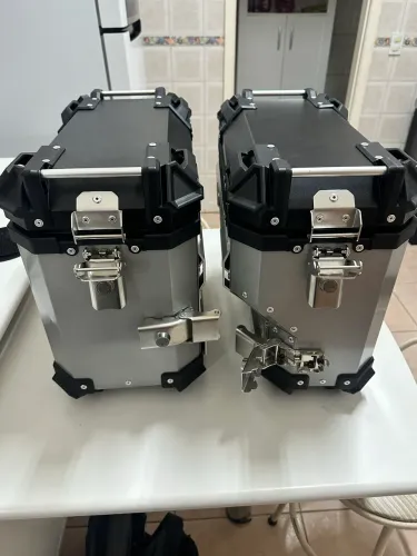 Baú lateral duplo 36L - suporte universal - alumínio