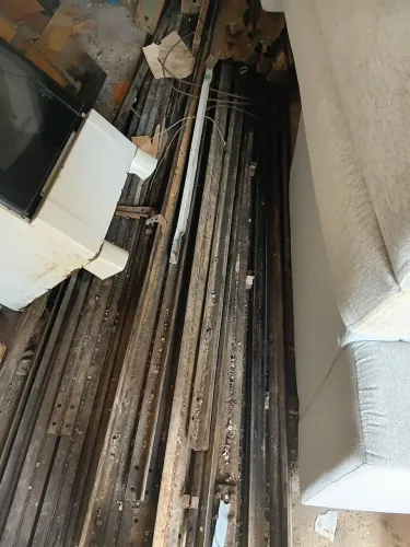 VENDO TRILHOS PARA ELEVADOR CHAT PARA NEGOCIAR VALOR CADA UM MEDE 4 METROS