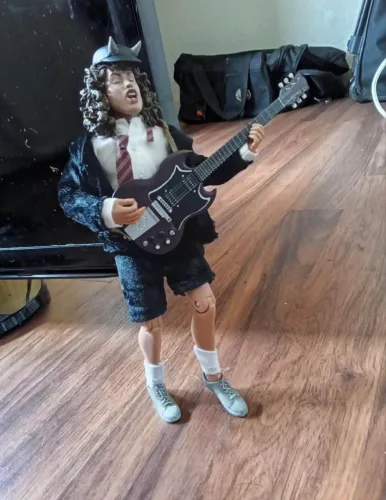 Boneco Angus Young AC/DC 18cm Neca