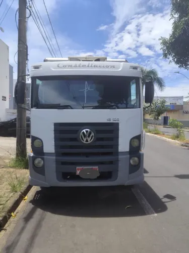 Caminhão com Baú refrigerado 
