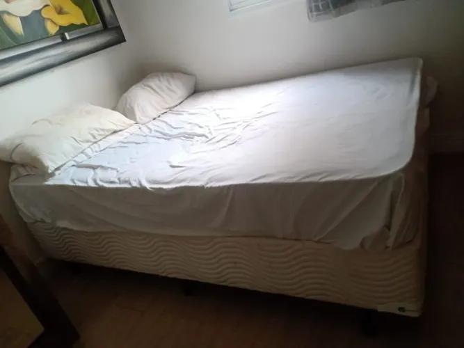 Cama de Casal com colchão. - Ótima oportunidade.