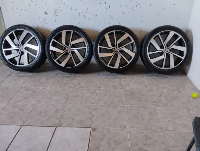 Vendo jogo de roda aro 20 com 4 pneus novos 245/40 r 20