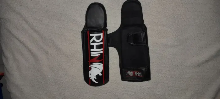 Caneleira Protetora Rhino