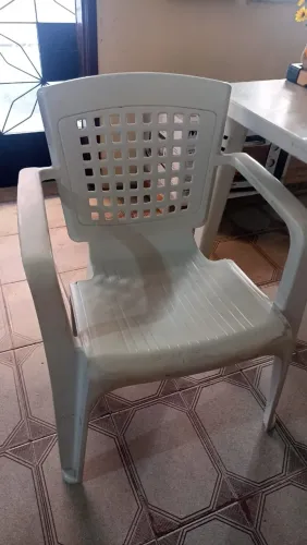 Mesa plástica + 2 cadeiras
