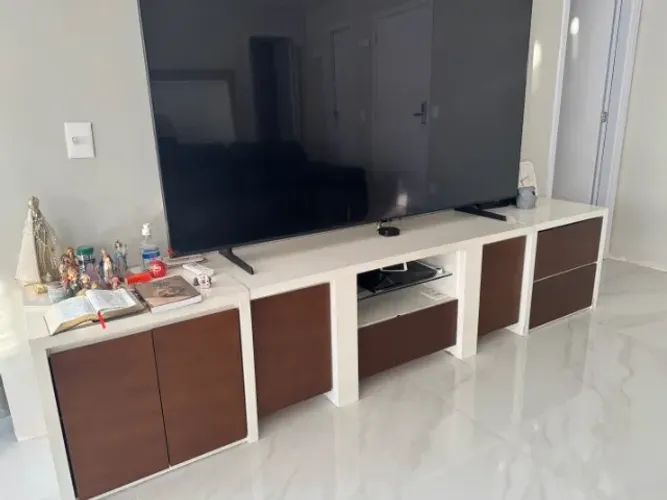 Rack grande branco com portas - estilo amadeirado