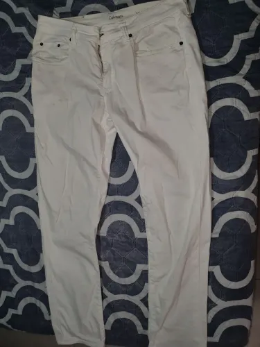 Calça jeans branca original da Calvin Klein. 