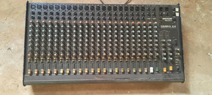 Vende se uma mesa de som cilorton de 24 canais