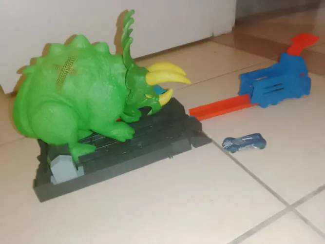 Pista da hot Wheels ataque triceratops