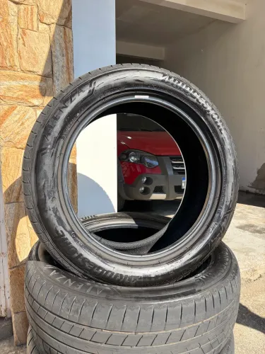 Vendo 4 pneus Bridgestone usado.