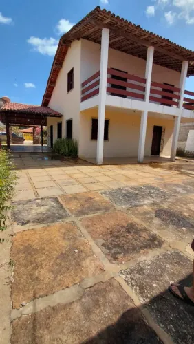 Casa na Praia do Coqueiro com varanda, ótima localização