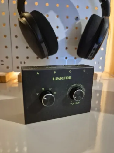 Seletor Switch de Áudio P2 (4 Portas) c/ Volume p/ Setup Gamer e PC