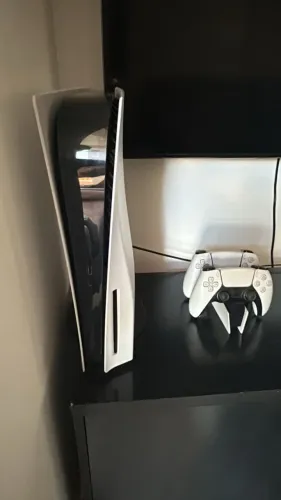 PS5 com leitor de disco + 2 controles + base de carregamento