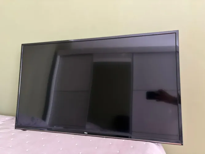 Televisão de 40 polegadas + chromecast e suporte articulado inclusos