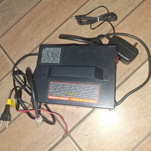 Vendo carregador de bateria automotiva Expert Charger PR10, novo e sem uso.