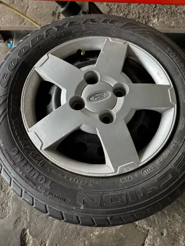 Roda 13 Ford com pneus