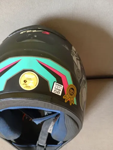 Vendo capacete fw 3 três mês de uso 