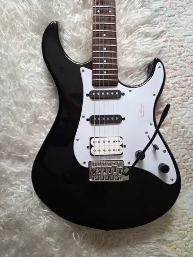 Guitarra Yamaha EG303 HSS - elétrica nova e blindagem em cobre