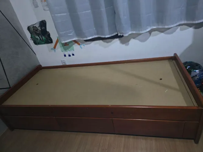 Cama maciça de mogno. 