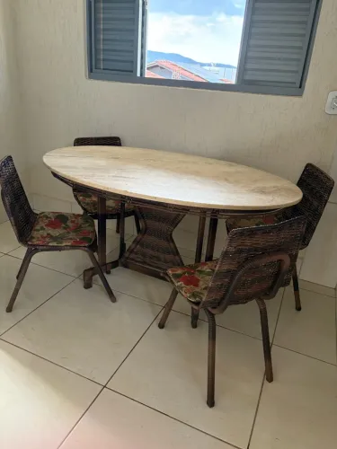 Mesa de Jantar Oval + 4 Cadeiras 