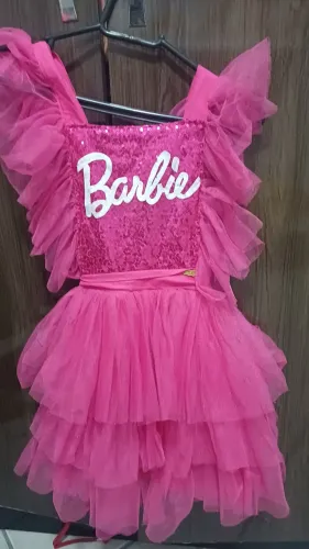 Vendo fantasia da Bárbie tamanho 5 anos usada poucas vezes