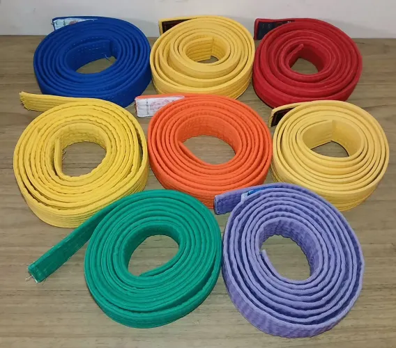 Lote com 8 faixas coloridas de artes marciais