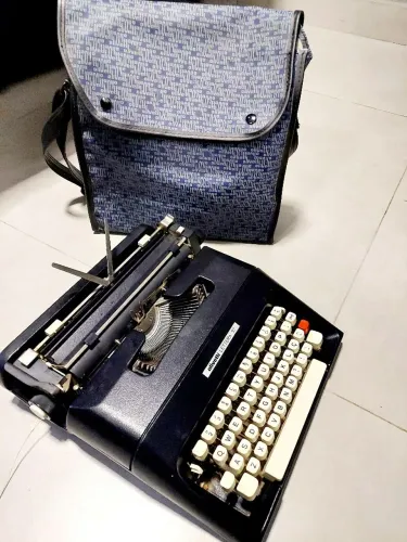 Máquina de Escrever Olivetti Lettera 37 com bolsa de transporte original Olivetti
