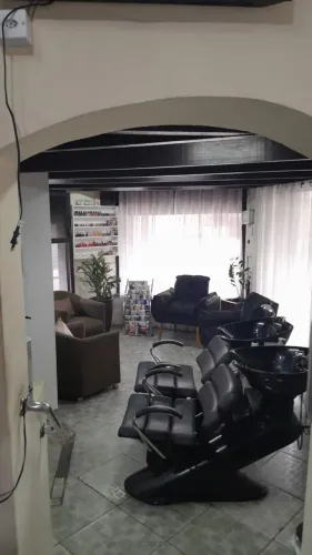 Precisamos de cabeleireira que seja manicure.