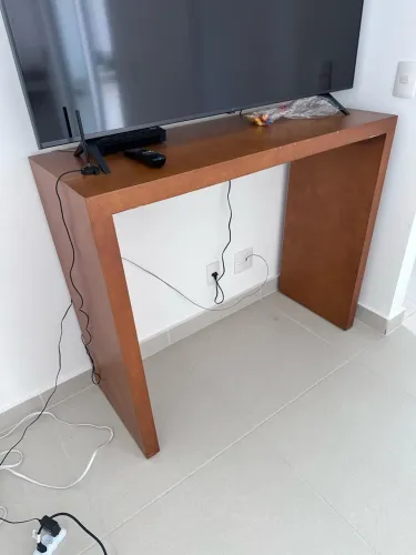 Vendo conjunto de Aparador em madeira maciça + 02 banquetas altas