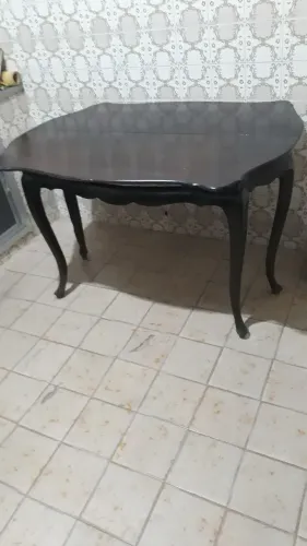 Mesa dobrável em madeira maciça.
