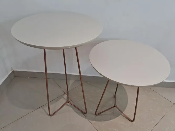Conjunto de 2 mesas de canto.