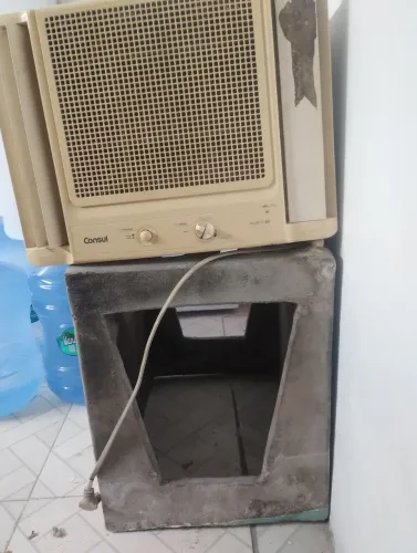 Ar-condicionado de caixa usado 10mil BTUs ,funcionando acompanha caixa .