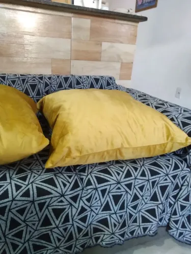 Amofadao 2 de cores amarelo queimado e 2 de cores marrom escuro um lado outro marrom