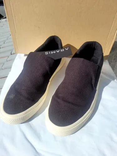 Tênis Aramis Daily Slip Canvas Masculino preto com solado de borracha off-white.