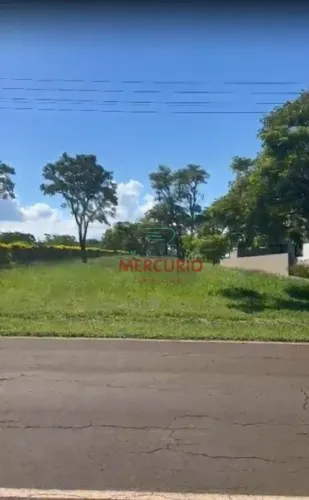 Terreno à venda com 450 m² no Condomínio Terras de Santa Cristina III, Itaí - SP