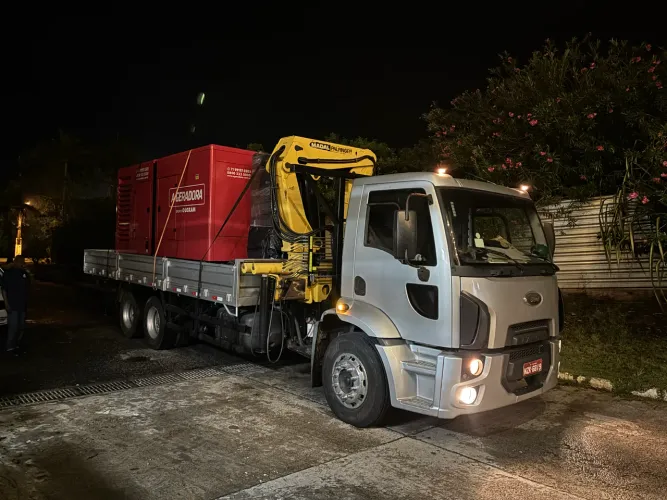 Caminhão Munck Para Seu Serviço | Diária ou Transporte - Carga & Descarga